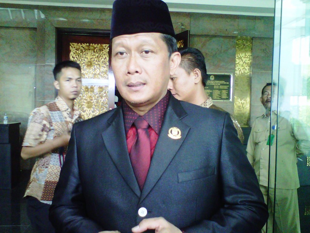 ketua-dprd-palembang-darmawan-pakai-jas_20150806_160218.jpg