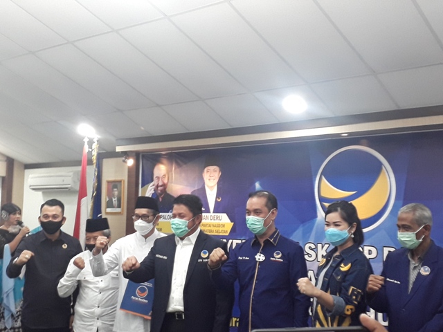 ketua-dpw-partai-nasdem-sumsel-herman-deru-serahkan-sk.jpg
