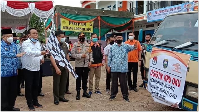 ketua-kpu-oku-naning-wijaya-st-saat-melepas-logistik-pilkada-tahun-2020.jpg