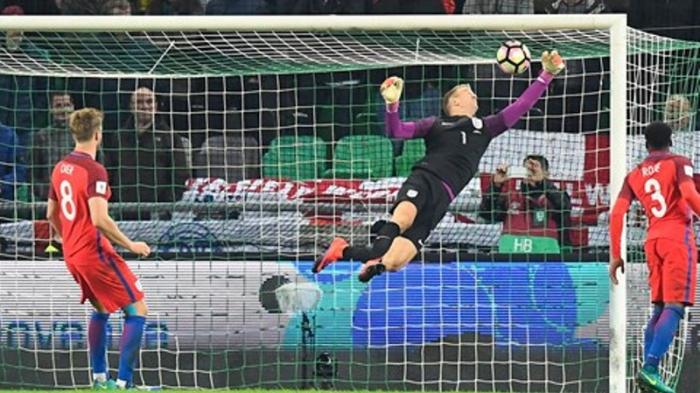 kiper-inggris-joe-hart-berjibaku-menahan-sundulan-pemain-slovenia_20161012_064125.jpg