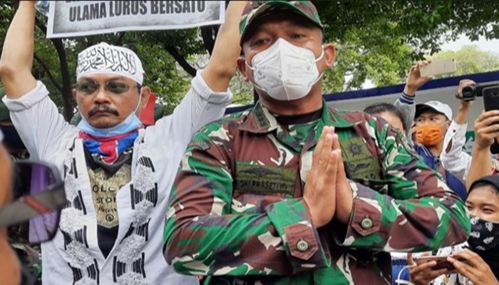 Sambil Merapatkan Dua Telapak Tangan, Perwira TNI Ini Minta Massa 1812 Membubarkan Diri