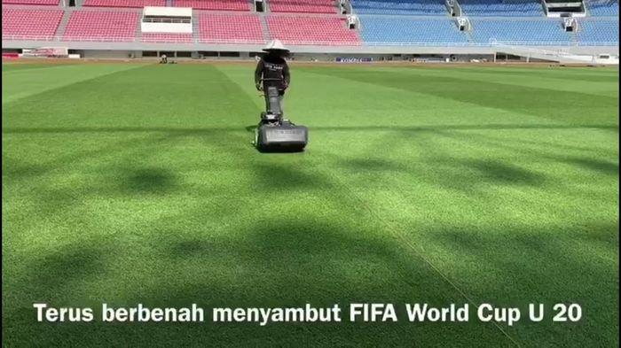 kondisi-rumput-di-stadion-gsj-menjelang-perhelatan-piala-dunia-u20-di-palembang.jpg