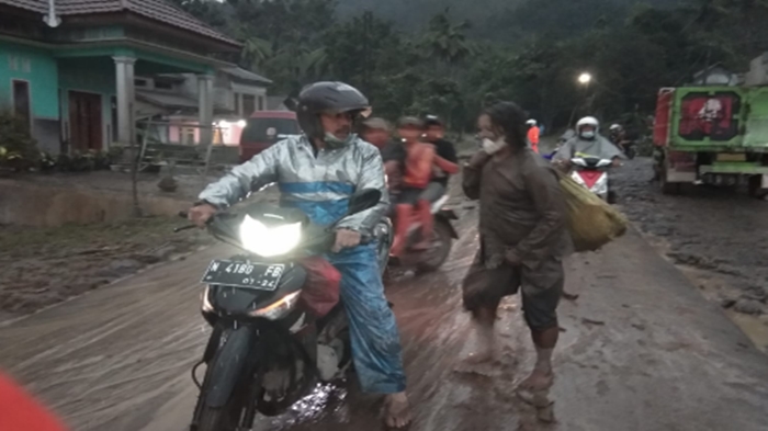 Gempa Tremor Terpantau Oleh Pos Pantau Gunung Bromo Saat Gunung Semeru Meletus