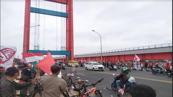 Perayaan HUT ke-76 RI Ala Komunitas Sepeda Tua Sumsel, Kibarkan Bendera di Jembatan Ampera dan Gowes