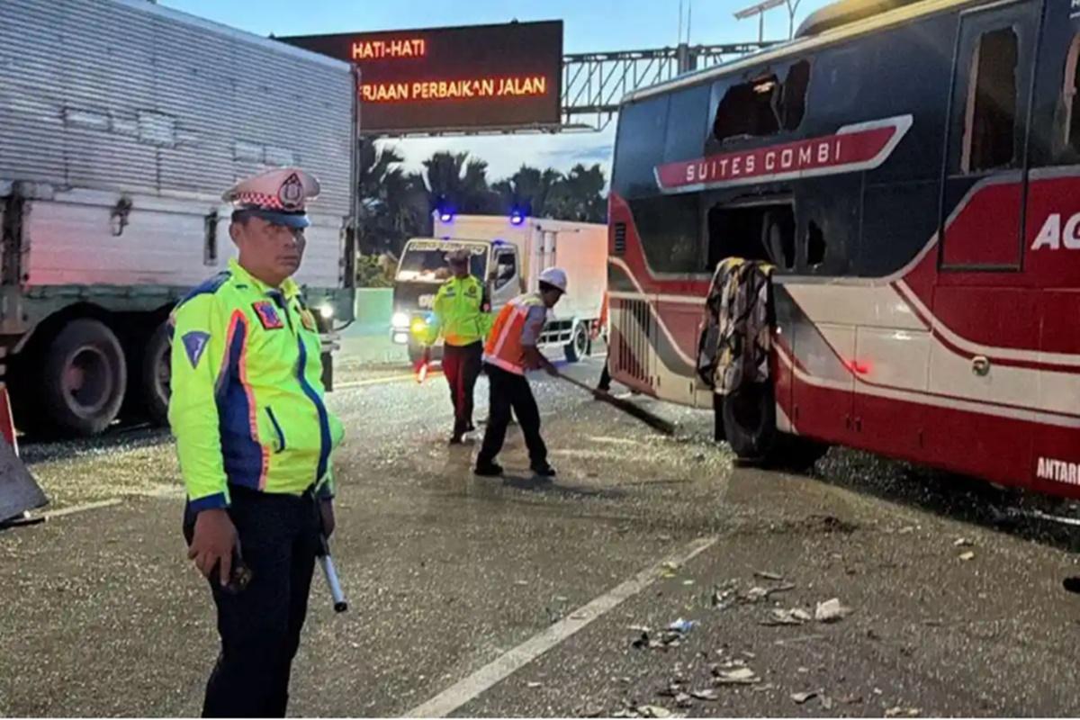 kronologi-kecelakaan-beruntun-di-tol-cipali-berawal-agra-mas-tabrak-sinar-jaya.jpg