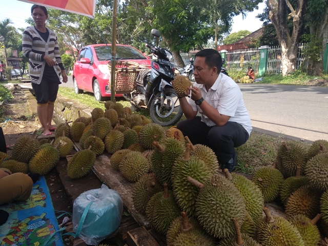 kurniawan-saat-menawar-harga-durian-di-jl-depati-said-kecamatan-lubuklinggau-barat-2_20180703_194741.jpg
