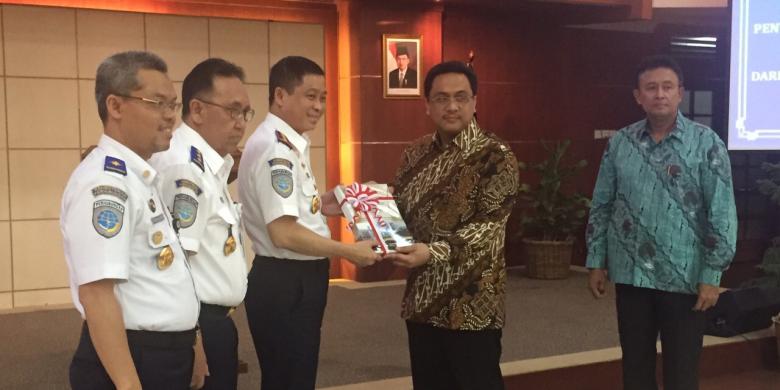 laporan-hasil-pemeriksaan-keuangan-kemenhub-2014-diserahkan-anggota-i-bpk_20150530_065325.jpg