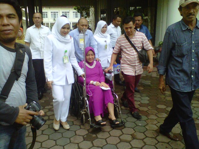 lucianty-pahri-menuju-ke-ruang-sidang-untuk-menjalani-sidang-di-pengadilan-tipikor-pn-palembang_20160407_105757.jpg