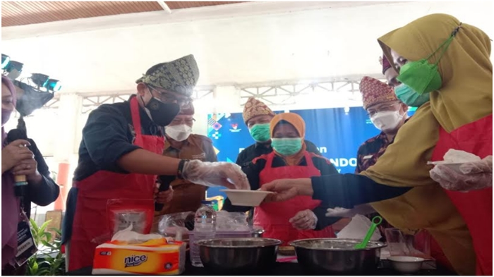 menparekraf-sandiaga-uno-membuat-pempek-kamis-3092021.jpg