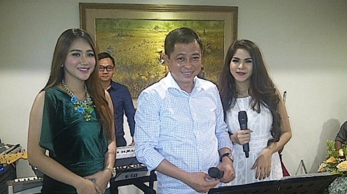 menteri-jonan-diapit-dua-penyanyi-cantik_20160103_144247.jpg