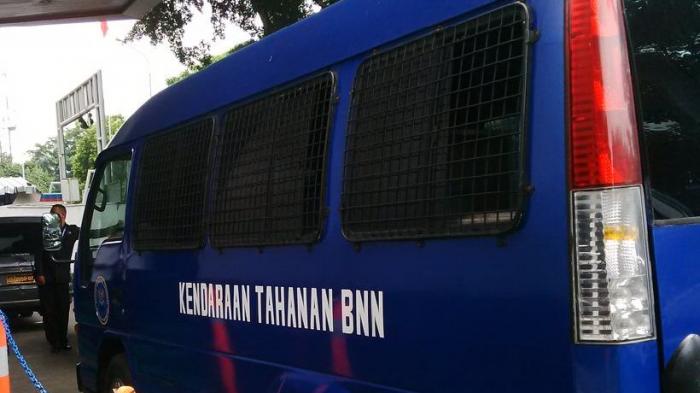 mobil-bnn-bersiap-jemput-bupati-ogan-ilir-di-bandara-soekarno-hatta_20160314_110637.jpg