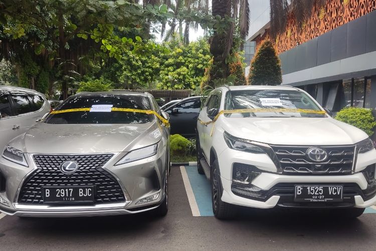 Mobil Lexus B 2917 BJC dan Fortuner B 1525 VCV Milik Tersangka Trading Fahrenheit Disita Polda