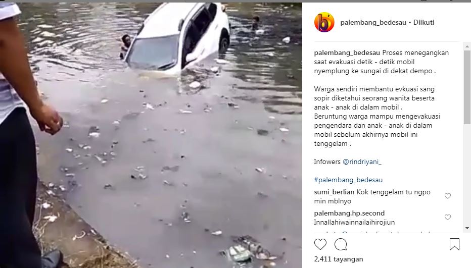 mobil-tenggelam-di-palembang.jpg
