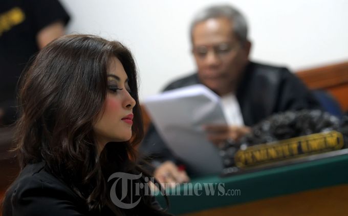 model-majalah-pria-dewasa-novi-amalia-yang-menjadi-terdakwa.jpg