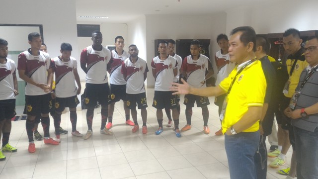 muddai-madang-kanan-saat-menemui-pemain-di-ruang-ganti-sebelum-pertandingan-sfc_20150921_231202.jpg