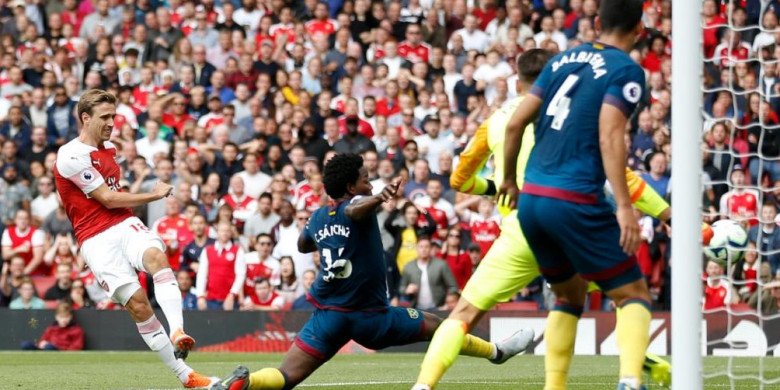 nacho-monreal-kiri-melepaskan-tembakan-untuk-mencetak-gol-arsenal_20180825_233143.jpg