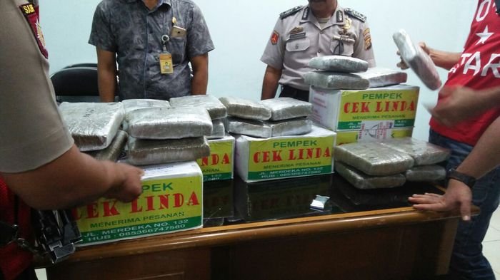 Petugas Bandara SMB II Palembang Amankan Paket Pempek Berisi 20 Kg ganja