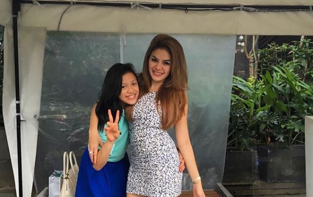 nikita-mirzani-dikenal-artis-penuh-sensasi-begini-reaksi-putri-sulungnya-terhadap-perilaku-sang-ibu.jpg