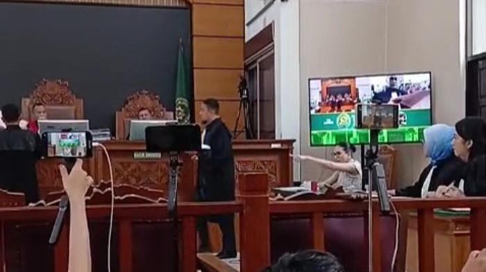 nikita-mirzani-ngamuk-saling-tunjuk-dengan-jaksa-di-sidang-reza-gladys.jpg