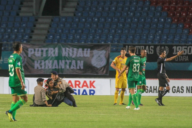 oknum-suporter-sriwijaya-fc-masuk-lapangan-saat-pertandinagn-sfc-vs-psms-pada-liga-1_20181019_072247.jpg