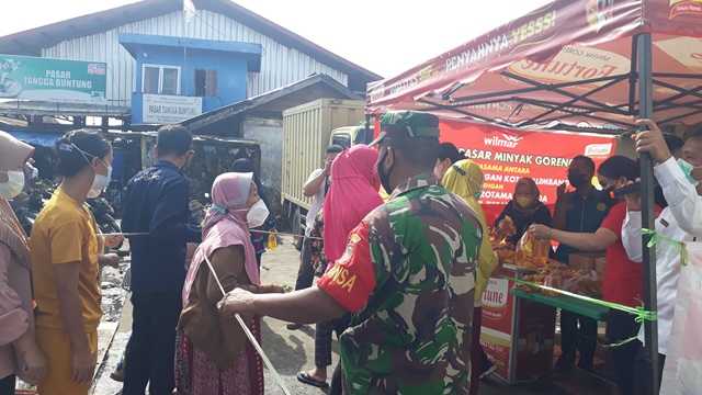 Emak-emak di Palembang Serbu Minyak Goreng di Operasi Pasar Murah Tangga Buntung : Akhirnya