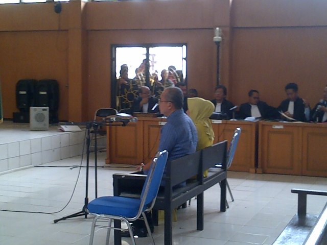 pahri-azhari-dan-istrinya-lucianty-yang-duduk-di-kursi-pesakitan-di-pengadilan-tipikor-pn-palembang_20160331_135901.jpg