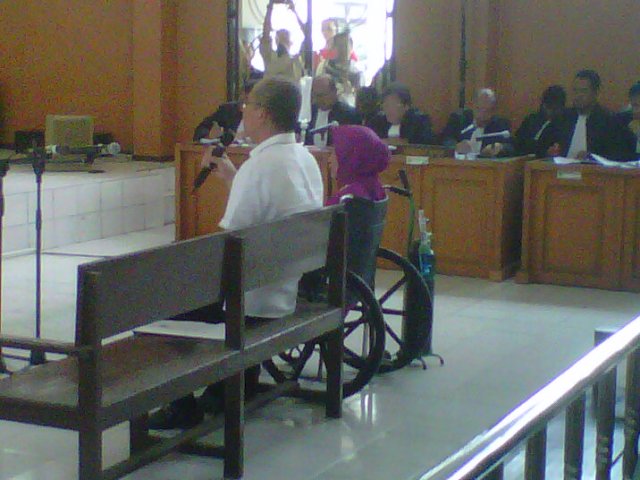 pahri-azhari-dan-lucianty-pahri-duduk-dikursi-pesakitan-pengadilan-tipikor-pn-palembang_20160407_110239.jpg