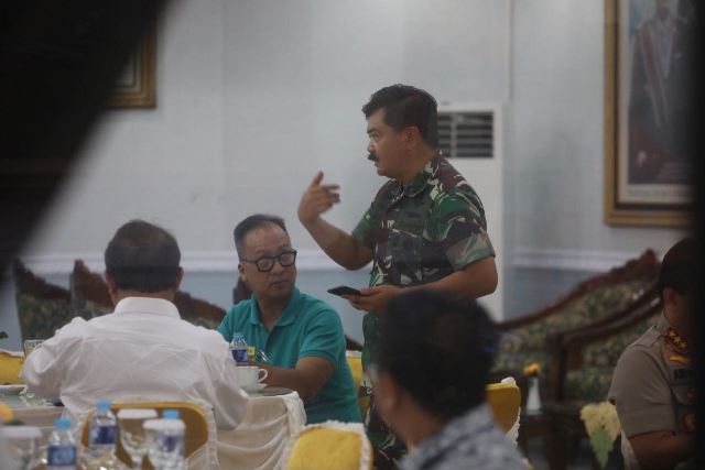 panglima-tni-marsekal-hadi-tjahjanto-didampingi-danlanud-hnd_20180929_205115.jpg