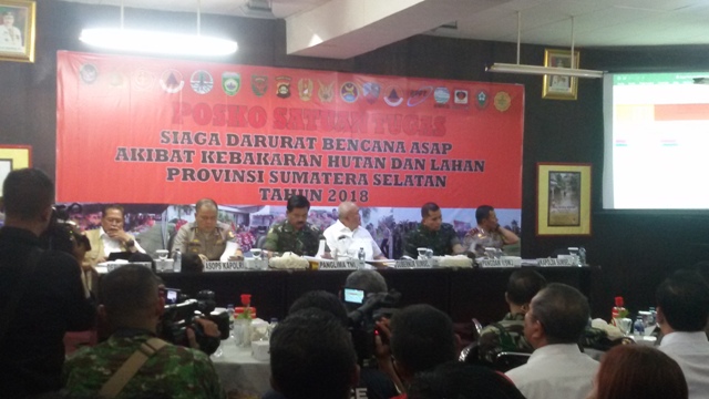 panglima-tni-marsekal-hadi-tjahjanto-saat-mendengarkan-paparan_20180724_191038.jpg