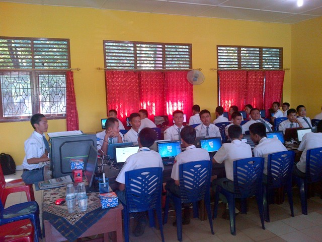 para-pelajar-ketika-mengikuti-ujian-nasional-berbasis-komputer-di-sma-pgri-2-prabumulih_20160404_123005.jpg