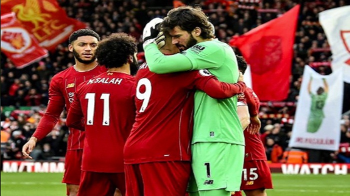 para-pemain-liverpool-berpelukan-sesaat-sebelum-pertandingan-dimulai.jpg