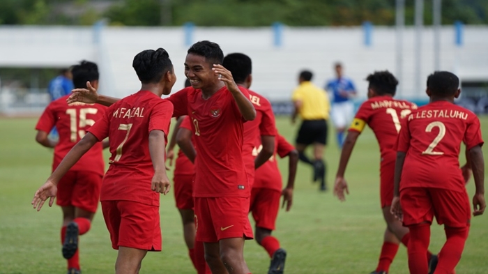 para-pemain-timnas-u-15-indonesia-berselebrasi-usai-mencetak-gol-ke-gawang-singapura.jpg