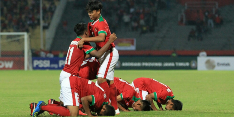 para-pemain-timnas-u-16-indonesia-merayakan-gol-ke-gawang-filipina_20180729_205323.jpg