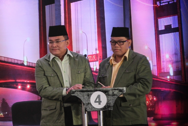 pasangan-calon-gubernur-dan-wakil-gubernur-dodi-reza-alex-giri-ramadhana_20180702_014332.jpg