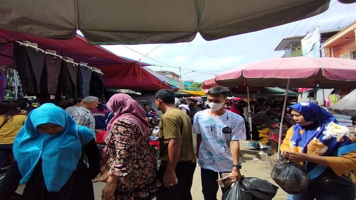 THR Baru Turun, Warga Berdesakan di Pasar 16 Ilir Palembang Demi Kebutuhan Lebaran