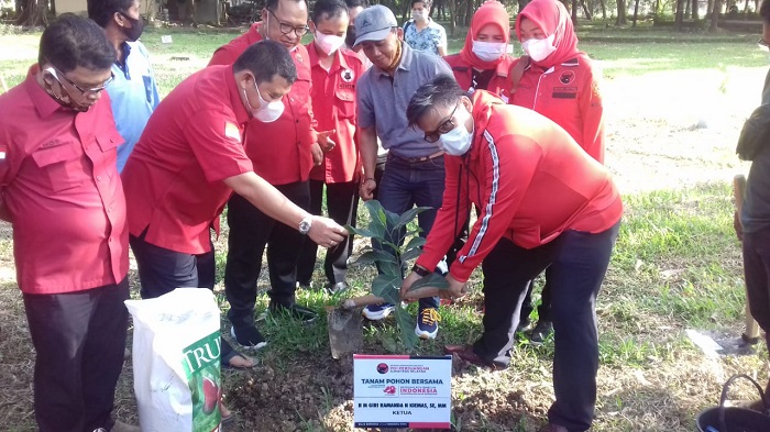Lestarikan Alam, PDIP Tanam 1.000 Bibit Pohon dan Buah di TPKS Hingga Tepi Sungai Musi