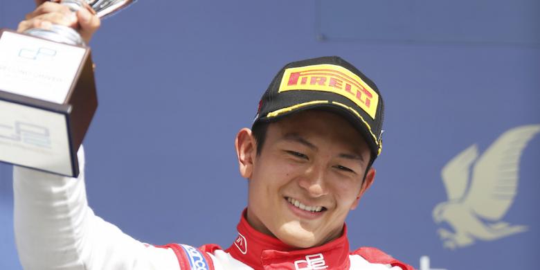 pebalap-indonesia-rio-haryanto-mengankat-trofi-setelah-finis-kedua_20150419_180137.jpg