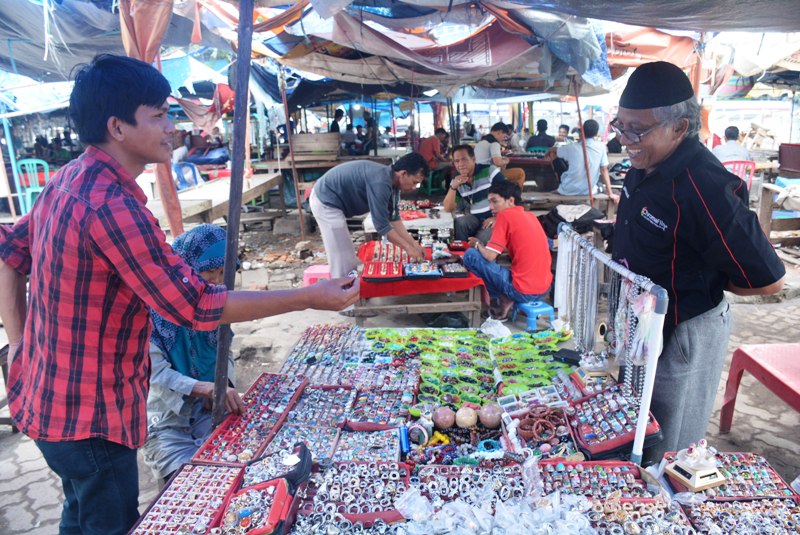 pedagang-batu-akik_20160322_225055.jpg