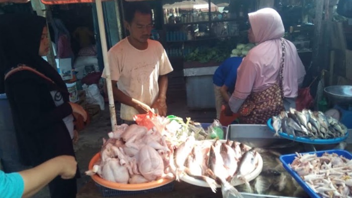 pedagang-ikan-sungai-sedang-menjajakan-jualannya-di-pasar-inpres-pendopo_20180619_180238.jpg