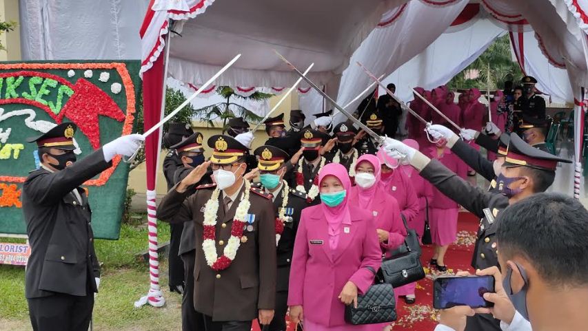 Gelar Upacara Hari Bhayangkara ke-74, Polres Ogan Ilir Lepas Kasubbag Humas Kompol Zainalsyah