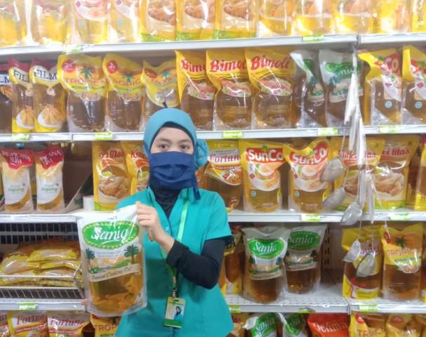 pegawai-jm-group-memperlihatkan-promo-minyak-goreng-murah.jpg