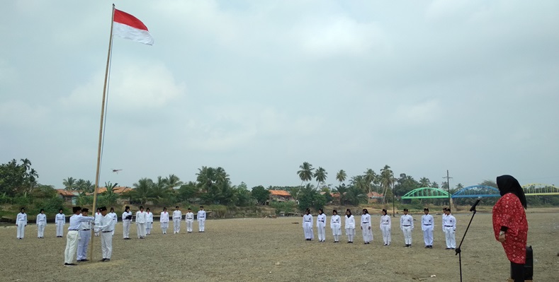 Ingin Beda, Siswa SMA di Muratara Sulap Sungai Rawas yang Kering Jadi Lahan Upacara HUT RI ke 74