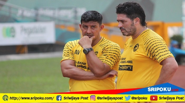 pelatih-sriwijaya-fc-angel-alfredo-vera-saat-berdiskusi-dengan-asisten-pelatih-sriwijaya-fc.jpg