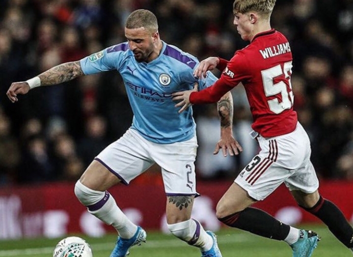 pemain-manchester-city-kyle-walker-saat-mencoba-melewati-pemain-manchester-united.jpg