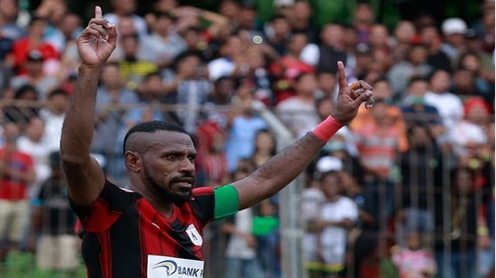 pemain-persipura-boaz-salossa-berselebrasi-usai-mencetak-gol-di-ajang-liga-1-indonesia.jpg