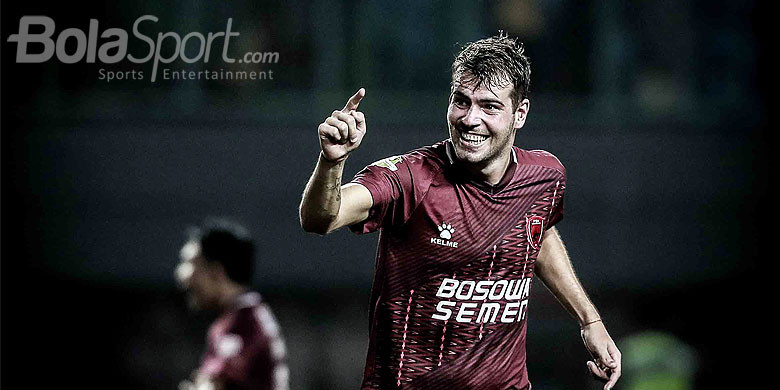 pemain-psm-makassar-willem-jan-pluim-melakukan-selebrasi-seusai-mencetak-gol_20180427_012241.jpg