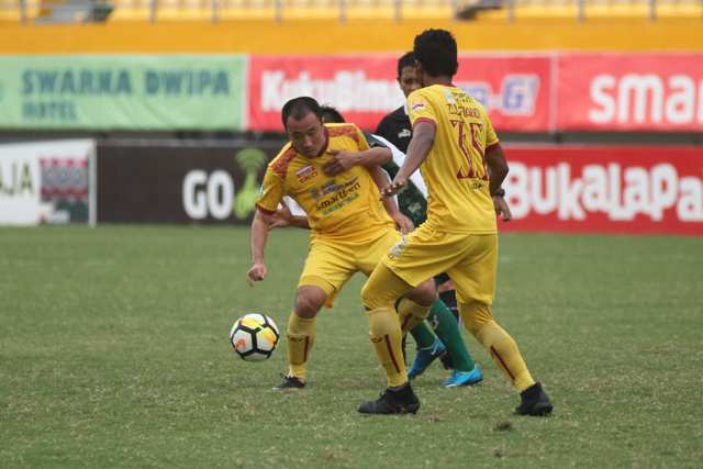 pemain-sriwijaya-fc-berebut-bola-dengan-pemain-ps-tira-1.jpg