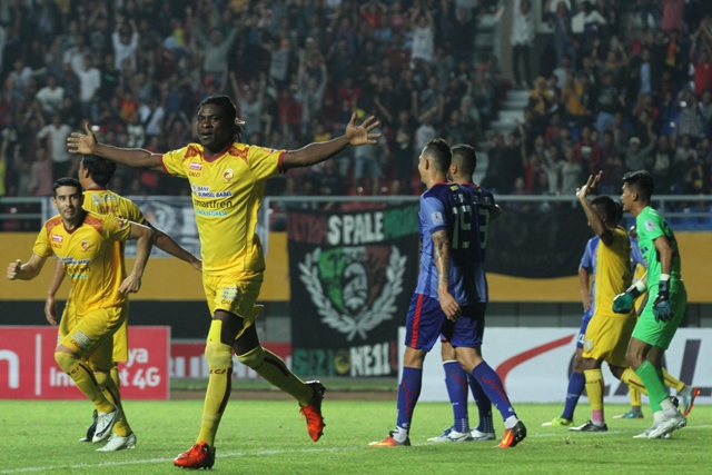 pemain-sriwijaya-fc-bio-paulin-melakukan-selebrasi-setelah-menjebol-gawang-dari-felcra-fc_20180315_223545.jpg