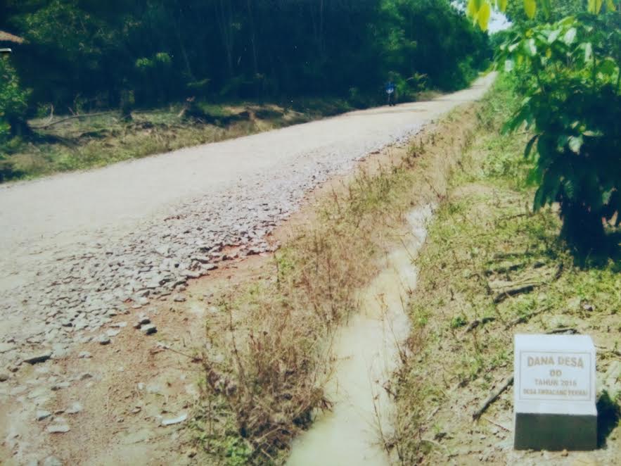 pembangunan-jalan-desa-embacang-permai-oki_20170210_122449.jpg