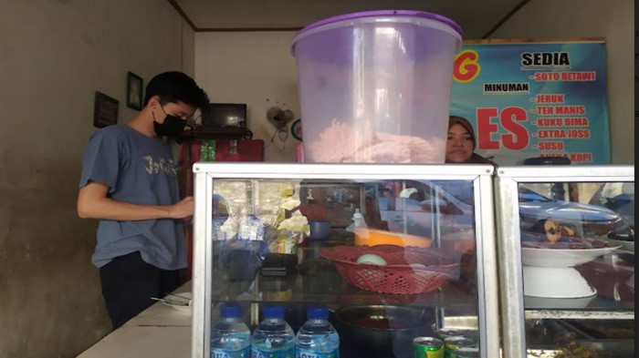 pemilik-warteg-di-palembang-melayani-pembeli-dan-membereskan-tempat-makannya-seni-2672021.jpg